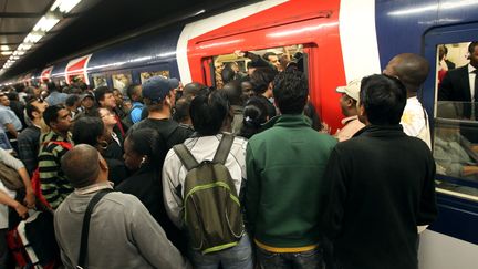 Dur&eacute;e, chaleur, position debout, agressivit&eacute;&hellip; Les usagers des transports en commun souffrent. (THOMAS SAMSON / AFP)