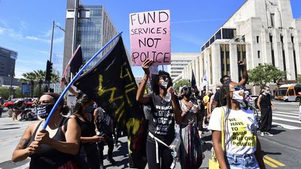 A Los Angeles, en Californie, les manifestants ont réclamé le définancement de la police, au profit d'investissements dans les services comme la santé ou l'éducation. (FREDERIC J. BROWN / AFP)