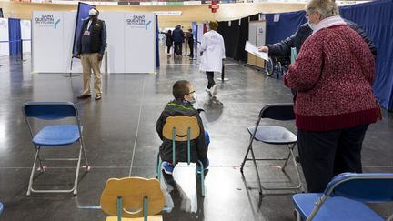 Un centre de vaccination&nbsp;contre le Covid-19, le 19 janvier 2022, à Saint-Quentin-en-Yvelines (Yvelines). (SERGE TENANI / HANS LUCAS / AFP)