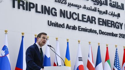 Le Premier ministre suédois, Ulf Kristersson, s'exprime lors de la session Tripler l'énergie nucléaire d'ici 2050, à la COP28 de Dubaï, le 2 décembre 2023. (LUDOVIC MARIN / AFP)