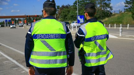 Des gendarmes à la barrière de péage de l'autoroute A7, à Valence (Drôme), le 29 mai 2019.&nbsp; (NICOLAS GUYONNET / HANS LUCAS / AFP)