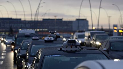 Des taxis parisiens à l'aéroport d'Orly (Val-de-Marne), le 15 décembre 2014. (STEPHANE DE SAKUTIN / AFP)