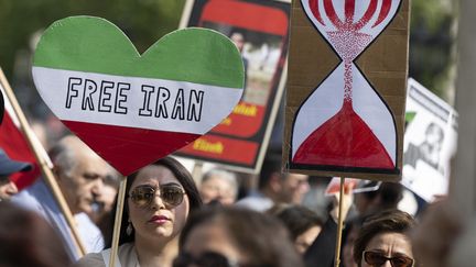 Des exilés iraniens manifestent à Francfort (Allemagne) contre le régime iranien. (BORIS ROESSLER / DPA)