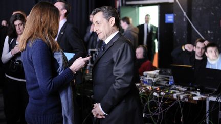 Nicolas Sarkozy et Carla Bruni-Sarkozy&nbsp;avant le d&eacute;but de l'&eacute;mission "Des paroles et des actes", le 6 mars 2012. (LIONEL BONAVENTURE / AFP)