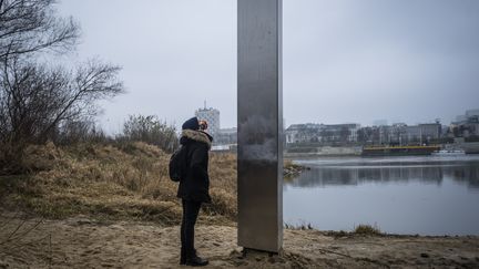 Un monolithe apparu sur une berge de la Vistule à Varsovie (Pologne), le 10 décembre 2020.&nbsp; (WOJTEK RADWANSKI / AFP)