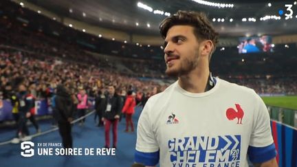 Dans ce reportage, revivez de l'intérieur cette soirée historique qui a vu le XV de France venir à bout des anglais au terme d'un match extrêmement tendu (25-13). La France remporte le Tournoi des VI Nations avec un bilan de 5 victoires pour zéro défaites.