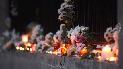 Des fleurs et des bougies sont disposées devant l'ambassade sud-coréenne de Budapest (Hongrie), vendredi 31 mai 2019, pour rendre hommage au victime du naufrage survenu deux jours plus tôt sur le Danube. (ATTILA KISBENEDEK / AFP)