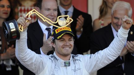 Le pilote Nico Rosberg c&eacute;l&egrave;bre sa victoire sur le Grand Prix de Monaco, le 26 mai 2013. (BORIS HORVAT / AFP)