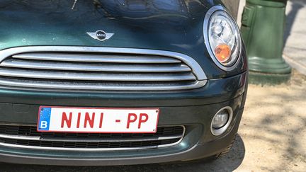 Une plaque d'immatriculation personnalisée sur une voiture, le 21 avril 2023 à Bruxelles (Belgique). (JEAN-LUC FLEMAL / MAXPPP)