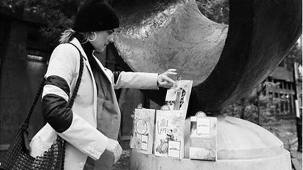 En collaboration avec l'association Book Fairies, l'actrice britannique Emma Watson dépose des livres dans une rue de Londres, lundi 16 décembre 2019.&nbsp; (BOOKFAIRIESWORLDWIDE / INSTAGRAM)