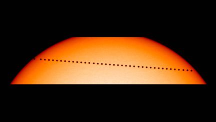 Astronomie : la planète Mercure passe devant le Soleil