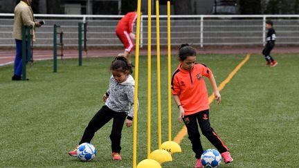 Des jeunes filles participent à une session d'entraînement supervisée par la première école municipale de football, en France.&nbsp; (JEAN-PIERRE CLATOT / AFP)