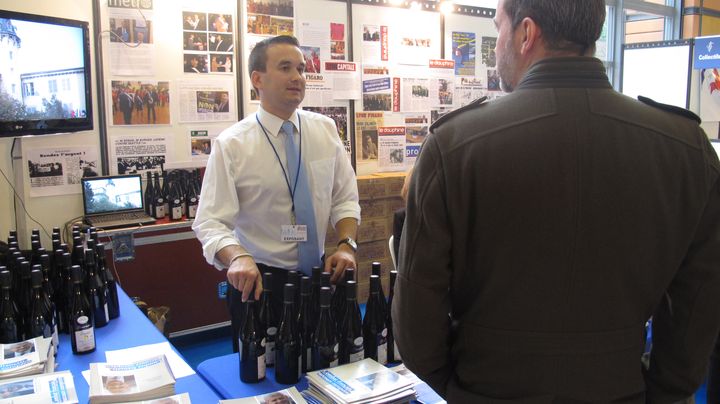 Amaury Navarranne, conseiller municipal FN de Toulon (Var), tient un stand d&eacute;di&eacute; &agrave; Bruno Gollnisch, au Congr&egrave;s du FN de Lyon (Rh&ocirc;ne), le 29 novembre 2014.