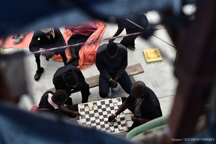 Des migrants en train de jouer aux dames, vendredi 15 juin 2018, à bord de l'Aquarius. (KARPOV / SOS MEDITERRANEE)