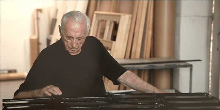 Pierre Soulages photographié par Vincent Cunillère. Cliché exposé au Pavillon de l'Industrie Au Creusot.
 (France 3)