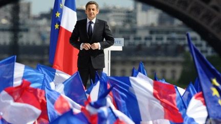 Nicolas Sarkozy salue ses partisans, place du Trocadéro à Paris, le 1er mai 2012. (AFP - Martin Bureau)