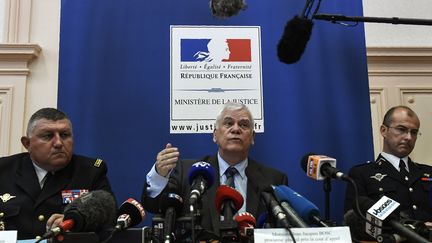 Le procureur&nbsp;Jean-Jacques Bosc (au centre), le 15 juin 2017, à Dijon (Côte-d'Or). (PHILIPPE DESMAZES / AFP)