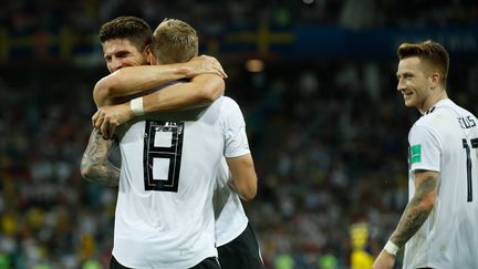 Le joueur allemand Mario Gomez, sous le regard de Marco Reus, remercie son partenaire Toni Kroos auteur d'un but décisif lors du match du Mondial Allemagne-Suède samedi 23 juin. (ODD ANDERSEN / AFP)