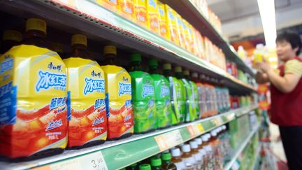 Le rayon boissons d'un supermarch&eacute; de Shanghai, en Chine, le 4 novembre 2011. (WENG LEI / IMAGINECHINA / AFP)