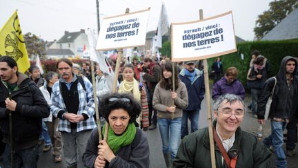 Des manifestants d&eacute;filent contre le projet d'a&eacute;roport &agrave; Notre-Dame-des-Landes (Loire-Atlantique), samedi 17 novembre 2012.&nbsp; (JEAN-FRANCOIS MONIER / AFP)