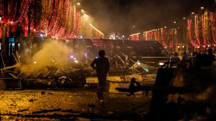 Barricades sur les Champs-Elysées lors de la manifestation des "gilets jaunes" à Paris, le 24 novembre 2018. (LAURE BOYER / HANS LUCAS / AFP)