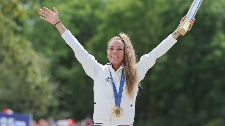 Pauline Ferrand-Prévôt sur le podium des épreuves olympiques de VTT cross-country, le 28 juillet 2024, à Elancourt (Yvelines). (AFP)