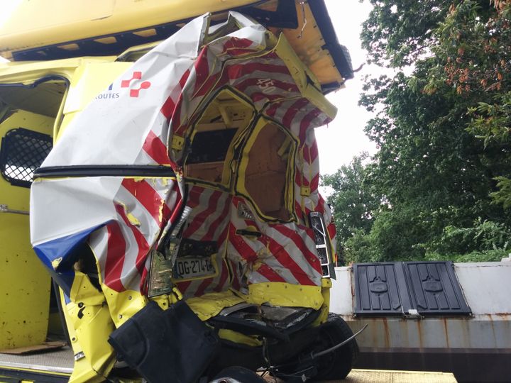 Une camionnette de patrouilleurs appartenant à Vinci qui a été percutée sur l'autoroute. (THOMAS BIET/RADIO FRANCE)