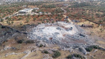 Les ruines de la maison où se trouvait Abou Bakr Al-Baghdadi lors de l'opération américaine qui a entraîné sa mort, le 28 octobre 2019 près d'Idlib (Syrie). (AHMET WEYS / ANADOLU AGENCY / AFP)