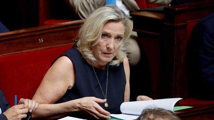 La députée du Rassemblement national Marine Le Pen siège à l'Assemblée nationale, à Paris, le 18 juillet 2023. (GEOFFROY VAN DER HASSELT / AFP)