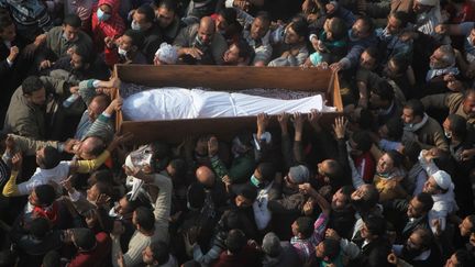 Fun&eacute;railles d'un manifestant tu&eacute; lors des affrontements avec les forces de l'ordre place Tahrir au Caire (Egypte), le 22 novembre 2011. (ABDALLAH DALSH / REUTERS)