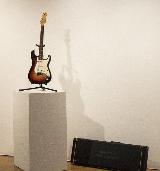 La guitare Fender Stratocaster de Bob Dylan s'était adjugée près d'un million de dollars en décembre dernier chez Christie's.
 (ANDREW BURTON / GETTY IMAGES NORTH AMERICA / AFP)