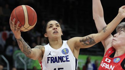 La Française Gabby Williams face au Japon lors de la Coupe du monde de basket, à Sydney (Australie), le 26 septembre 2022. (MAXPPP)