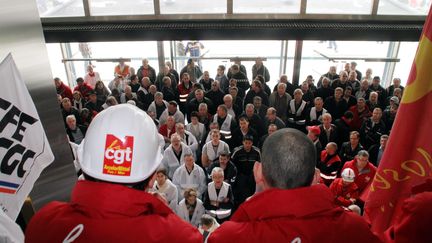 réunion de négociation à l'usine ArcelorMittal à Florange, le 29 mai 2015. (MAXPPP)