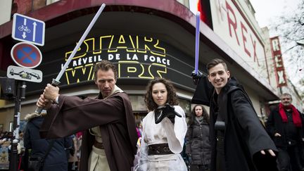 Des fans de "Star Wars" posent en costume à la sortie d'une&nbsp;séance du "Réveil de la Force", le 16 décembre 2015, devant le Grand Rex, à Paris. (MAXPPP)