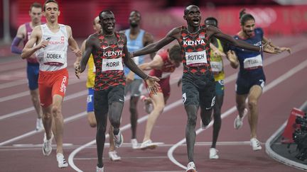 Les Kényans Emmanuel Korir et Ferguson Rotich, lors de la finale du 800 mètres des Jeux olympiques de Tokyo.&nbsp; (NurPhoto via AFP)