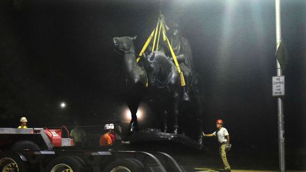 Les statues de deux confédérés enlevées dans un parc de Baltimore (Maryland), le 16 août&nbsp;2017 (DENISE SANDERS / AP / SIPA)