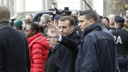 Emmanuel Macron, au lendemain de l'acte III de la mobilisation des "gilets jaunes", le 2 décembre 2018, à côté de l'Arc de Triomphe à Paris. (GEOFFROY VAN DER HASSELT / AFP)