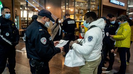 La police effectue des controles d attestations des passagers de la gare Lyon Part Dieu pendant le couvre feu instaure dans le departement du Rhone afin de lutter contre le coronavirus Covid19, a Lyon, France, le 27 mars 2021. (NICOLAS LIPONNE / HANS LUCAS)