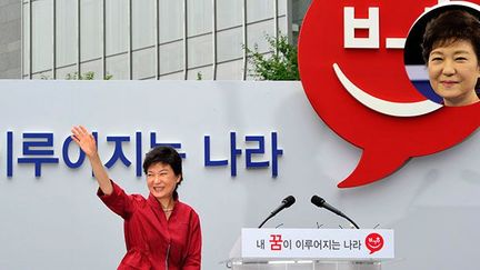 à Séoul, le 10/07/2012.
• Park Geun-Hye, fille de dictateur et première femme présidente de Corée du Sud
• Park Geun-hye, Présidente maternelle



 (AFP PHOTO / KIM Jae-Hwan)