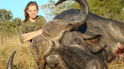 Kendall Jones, alors adolescente, pose avec un animal tu&eacute; lors d'un safari en Afrique. (REX / SIPA)