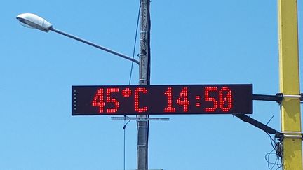 Un affichage digital indique une température de 45°C à&nbsp;Conflans-Ste-Honorine (Yvelines)&nbsp;, le 26 juin 2019. (STÉPHANIE BERLU / FRANCE-INFO)