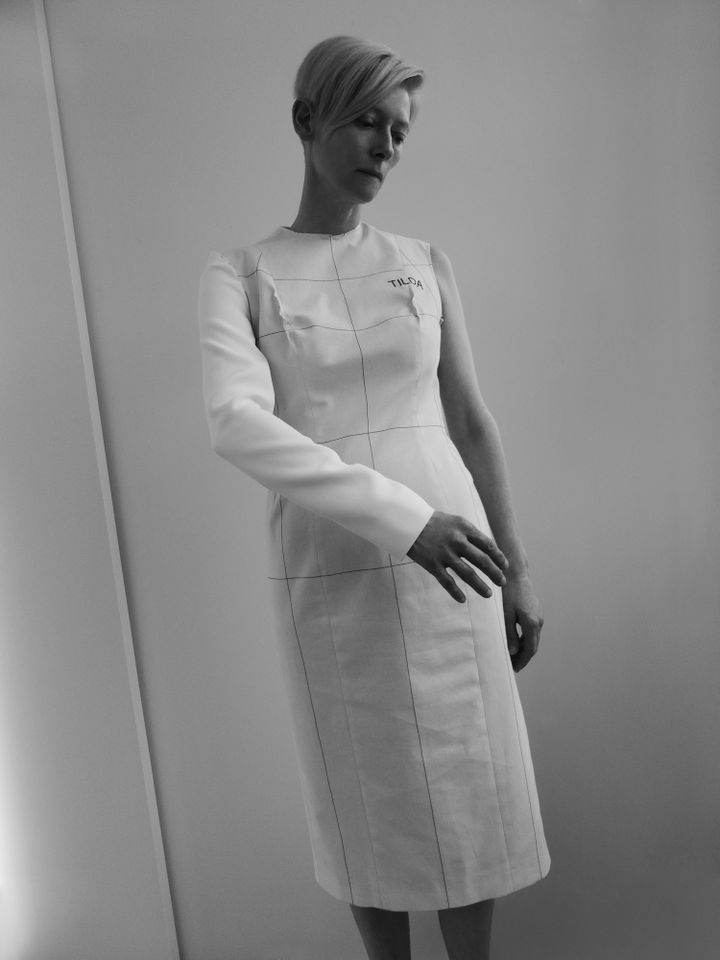 Tilda Swinton enfile une Eternity Dress, pour le festival d'Automne 2013 à Paris
 (Katerina Jebb, 2013)