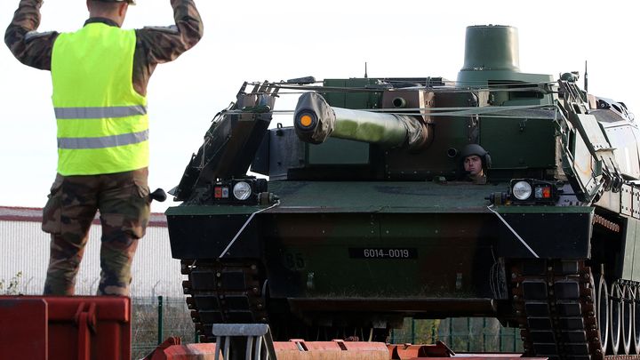 Le chargement ferroviaire d'un char français Leclerc avant une mission en Roumanie, le 8 novembre 2022 à la base de Mourmelon-le-Grand (Marne). (FRANCOIS NASCIMBENI / AFP)