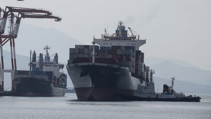 Le cargo contenant&nbsp;69 conteneurs de déchets à Subic Bay, au nord de Manille (Philippines), le 30 mai 2019. (NOEL CELIS / AFP)