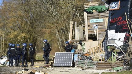 Des policiers évacuent le bois occupé à Bure (Meuse), le 22 février 2018. (JEAN-CHRISTOPHE VERHAEGEN / AFP)