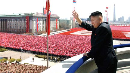 Le dirigeant nord-coréen Kim Jong-un salue la foule lors d'une parade militaire, le 15 avril 2012. Fils de Kim Jong-il, il a pris quatre jours plus tôt&nbsp;ses fonctions de secrétaire général du Parti du travail de Corée, au pouvoir dans le pays. (KCNA VIA KNS / AFP)