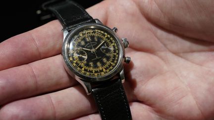 La Rolex "Monoblocco" au poignet du&nbsp;lieutenant de la Royal Air Force Gerald Imeson lors de la "Grande évasion" de 1944, vendue à&nbsp;178 000 euros chez Christie's. (TIMOTHY A. CLARY / AFP)