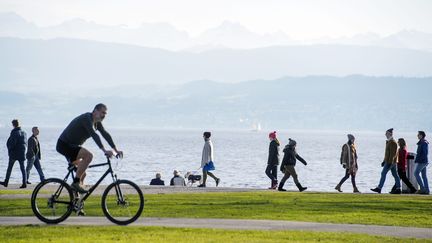 Sur les bords du lac de Zurich, Suisses et touristes ont également pu profiter d'une balade aux airs très printaniers, le 25 décembre. (MAXPPP)