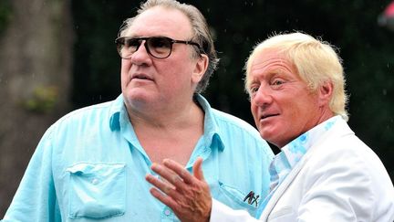 Gérard Depardieu et Daniel Senesael, le maire d'Estaimpuis, la commune de Belgique où il a une maison et dont il a été fait citoyen d'honneur (24 août 2013)
 (Philippe Huguen / AFP)