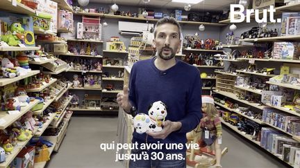 Pour augmenter la durée de vie des jouets, Kevin a eu une idée : il a créé un magasin de jouets d'occasion qu'il remet à neuf, Le Temps des ReTrouvailles. Et les avantages sont nombreux...